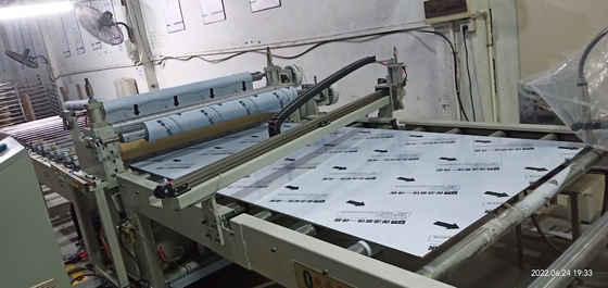 3000KG ความจุ เครื่อง laminating หนังกับ Rewinding และ 0-100m / min ความเร็ว Rewinding