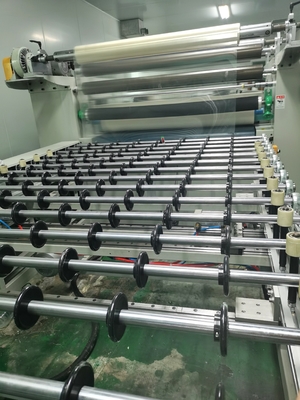 1-20m/Min ขนส่งความเร็ว เครื่องเล็บฟิล์ม ความยาว 500mm ความกว้างในการทํางาน 0-1320mm สําหรับแผ่นแผ่นพลาสติกอะคริลิค