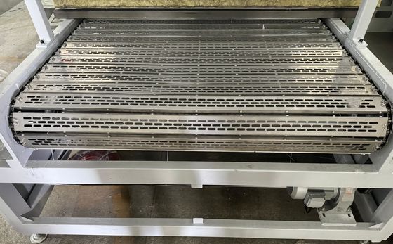 เครื่องอบแห้งอุตสาหกรรมก๊าซธรรมชาติแบบสองชั้น แผ่นสายพานโซ่เจาะรูสแตนเลสสำหรับแม่พิมพ์เยื่อกระดาษ ขวด ถ้วยชาม แพ็คเกจอุตสาหกรรมระดับไฮเอนด์