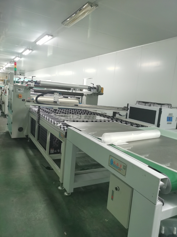 1-20m/Min ขนส่งความเร็ว เครื่องเล็บฟิล์ม ความยาว 500mm ความกว้างในการทํางาน 0-1320mm สําหรับแผ่นแผ่นพลาสติกอะคริลิค
