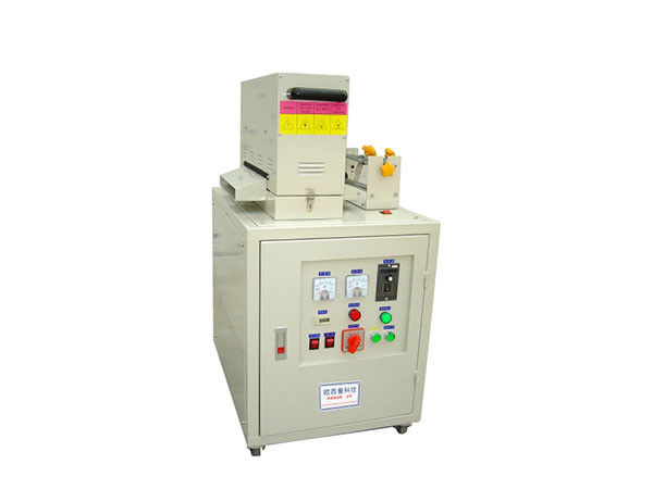 การพิมพ์พื้นผิวฉลากที่มีกาวในตัวหมึก UV หรือเครื่องฉายรังสี UV ไวโอเล็ตเคลือบเงา
