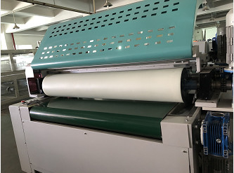 สายการผลิตพ่นสีเยื่อกระดาษ, เครื่องเคลือบยูวีเฉพาะจุด 380V 50HZ