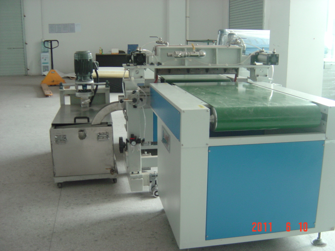 50m / Min 920mm ความกว้าง UV Curtain Coater สำหรับวัสดุรองเท้าฟองน้ำ EVA PE